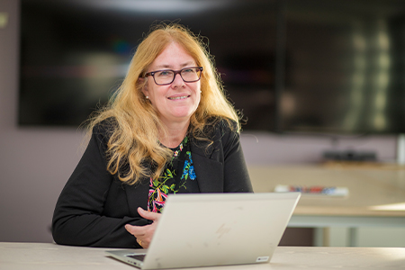 Therese Frennberg, avdelningschef för den brottsförebyggande avdelningen vid Bolagsverket, ser positivt på de skärpta kraven som ska bekämpa ekobrott.