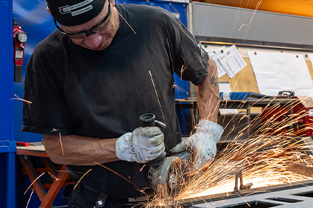 Det anrika smidesföreget Nybergs Svets AB har optimerat sin ekonomi- och lönehantering med Hogia.