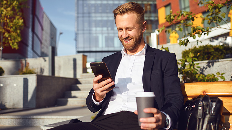 Man som dricker kaffe