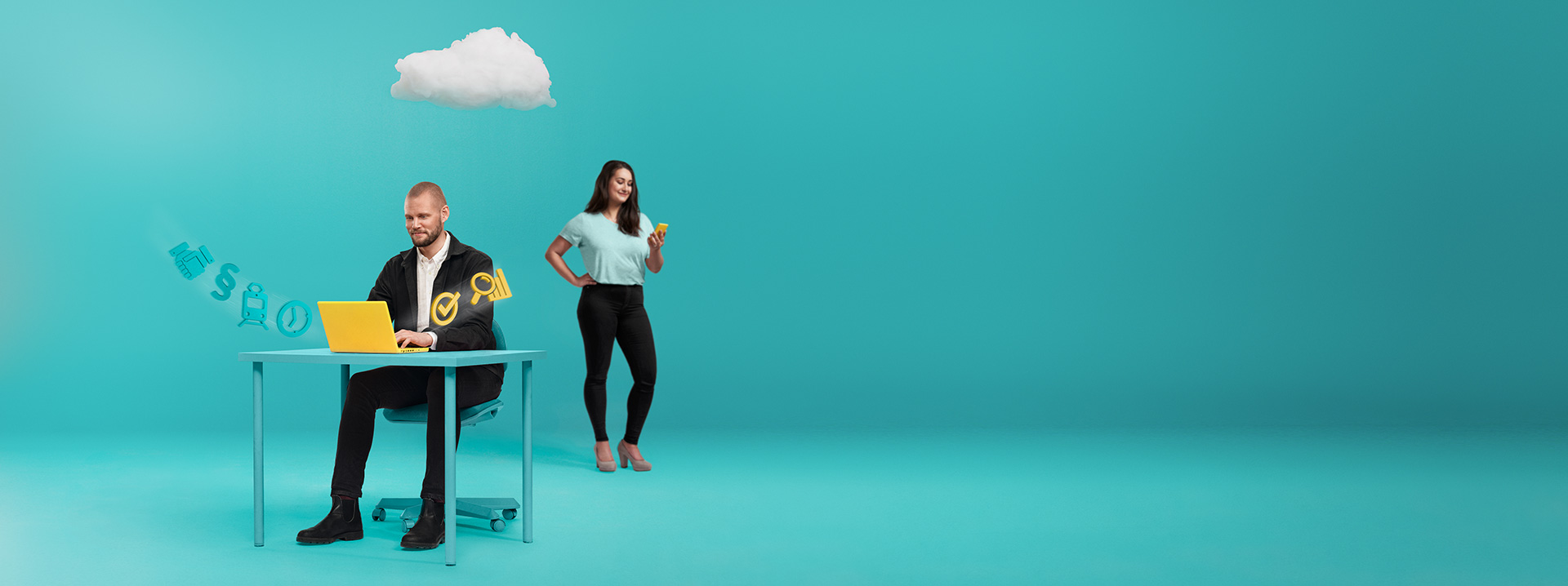 Två personer på Hogia Lön-produktsidan, löneadministratören sitter vid skrivbordet medans medarbetaren kontrollerar lönespecifikationen på sin mobiltelefon