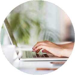 Kvinna skriver på laptopp