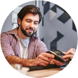 Man betalar med kort i terminal