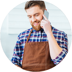 Man talar i mobiltelefon