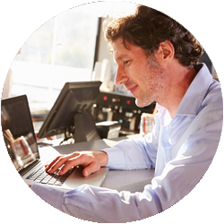 Man med laptopp på restaurang