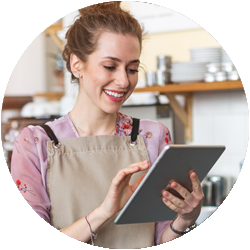 Servitris använder surfplatta