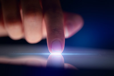 En hand som signerar digitalt.