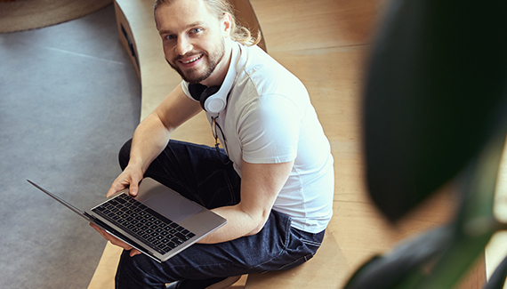 Man med laptop som jobbar på distans