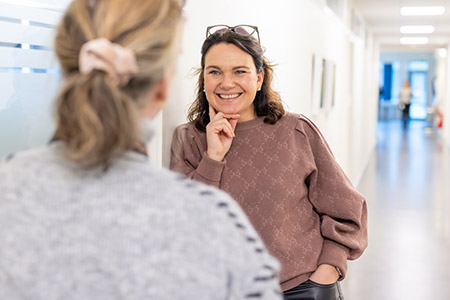 Medarbetare som samtalar