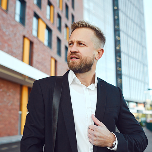 Man utanför höghus