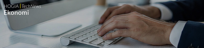 Man som skriver på ett tangentbord