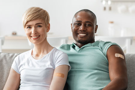 Två kollegor i kontorsmiljö bär plåster i olika hudtoner, ett exempel på Nebe Almayahis engagemang för inkludering som affärsmöjlighet.