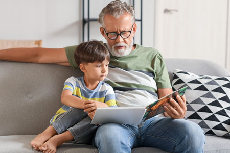 Nu kan du som förälder överlåta föräldrapenningen till valfri närstående.