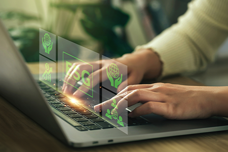 Ekonom arbetar vid datorn med hållbarhetsredovisning. Virtuella ikoner visar branschspecifika mått och mätetal, rapportering och kommunikation.