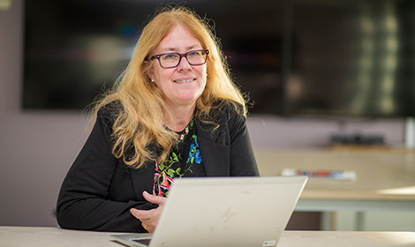 Therese Frennberg, avdelningschef för den brottsförebyggande avdelningen vid Bolagsverket, ser positivt på de skärpta kraven som ska bekämpa ekobrott.