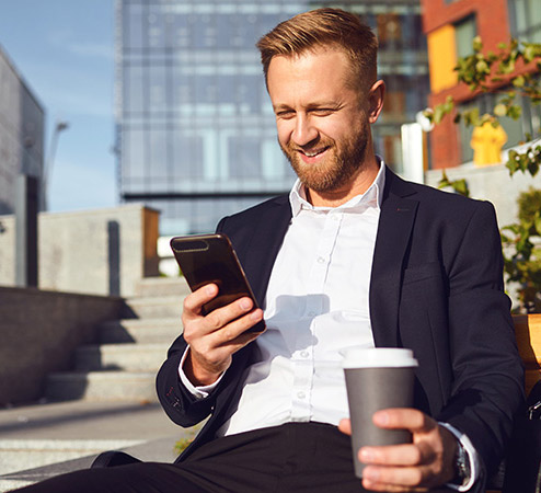 Man med mobil