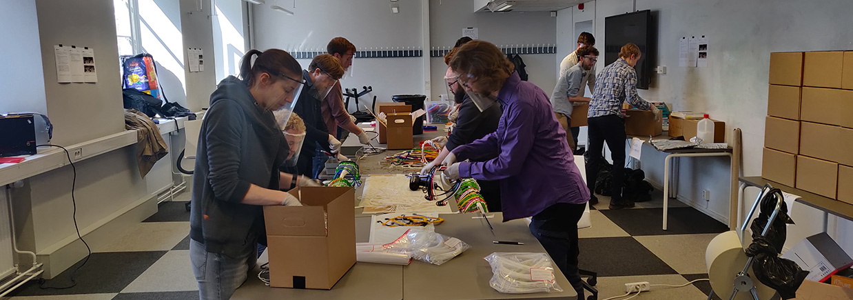 Studenter på Chalmers producerar visir och förkläden under pandemin