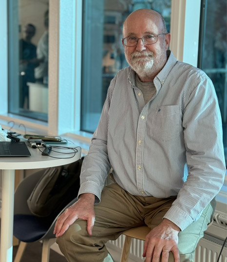 Woody Zuill på besök hos Hogia