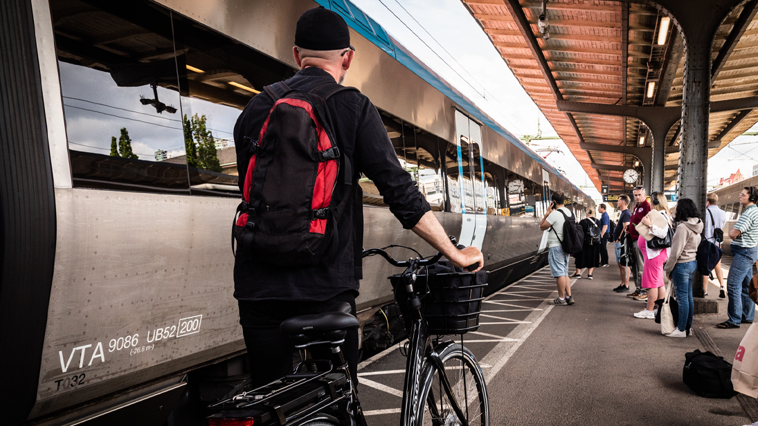 Resenärer som väntar vid tågstationen kan se om tågen är i tid, följa tågförseningar, se inställda tåg och trafikstörningar i tågtrafiken.