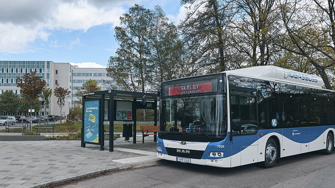 Buss vid busshållsplats i Region Västmanland